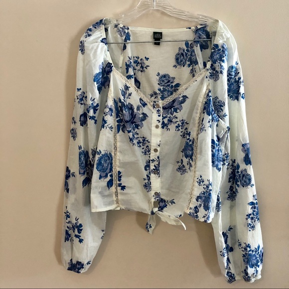wild fable Tops - Wild Fable Plus Size Blue and White Floral Lace Puff Sleeve Button Up Crop Top